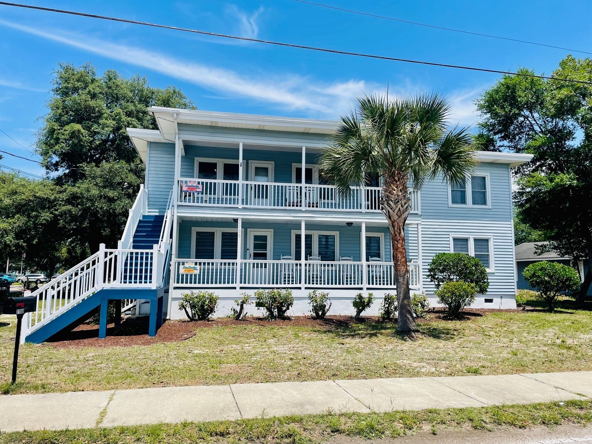 Family Sized Private House, Walk to Beach, large Front Porch, Sleeps 16, Pets OK