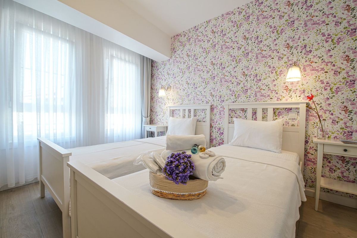Minibar, WiFi (free), bed sheets