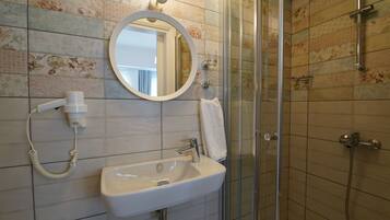 Dobbeltrom – deluxe, 1 dobbeltseng | Bad | Dusj, hårføner, håndklær og såpe