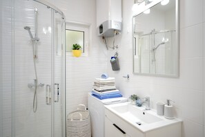 Douche, sèche-cheveux, serviettes fournies