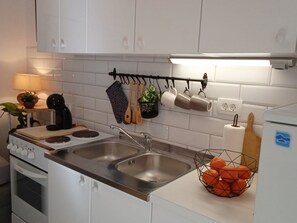 Kühlschrank, Ofen, Herdplatte, Kochgeschirr/Geschirr/Besteck