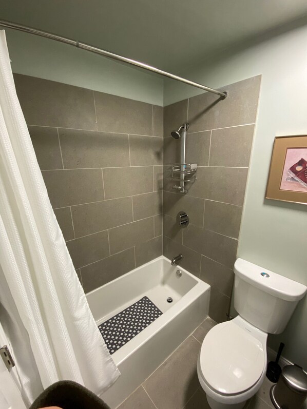 Duschwanne, Haartrockner, Handtücher, Seife