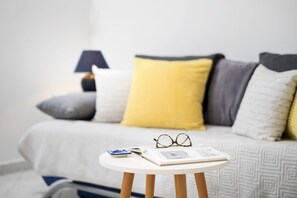 TV - One bedroom apartment with terrace (Stari Grad)