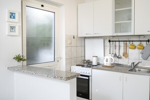 冷蔵庫、オーブン、コンロ、調理器具と食器