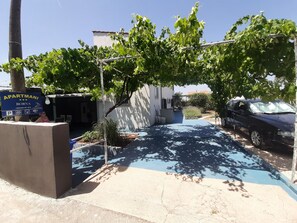 المنطقة المحيطة بالمنشأة