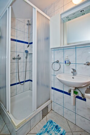 Douche, séchoir à cheveux, serviettes fournies
