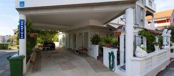 Apartment Helena- spacious two bedroom apartment with terrace