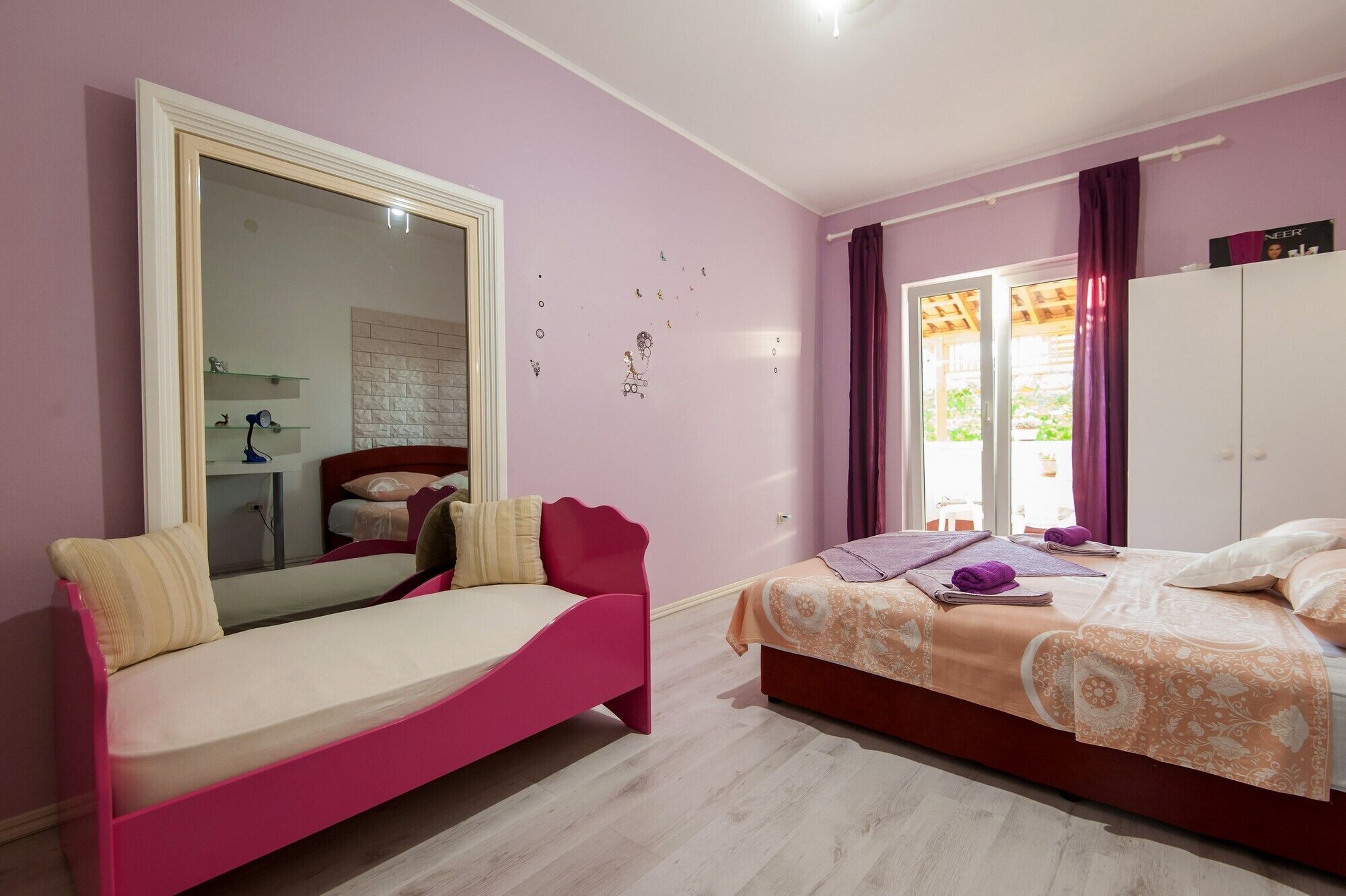 2 多间卧室、熨斗/熨衣板、上网接入、床单