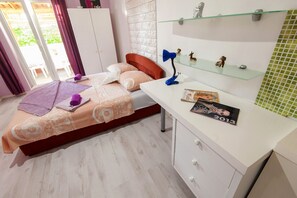 2 bedrooms, iron/ironing board, internet, bed sheets