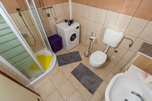 Shower, towels - Apartment Klara- One bedroom apartment with balcony (Zadar)