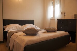 2 bedrooms, iron/ironing board, WiFi, bed sheets - Longin Lamljana- Two bedroom apartment with seaview balcony (Kali)