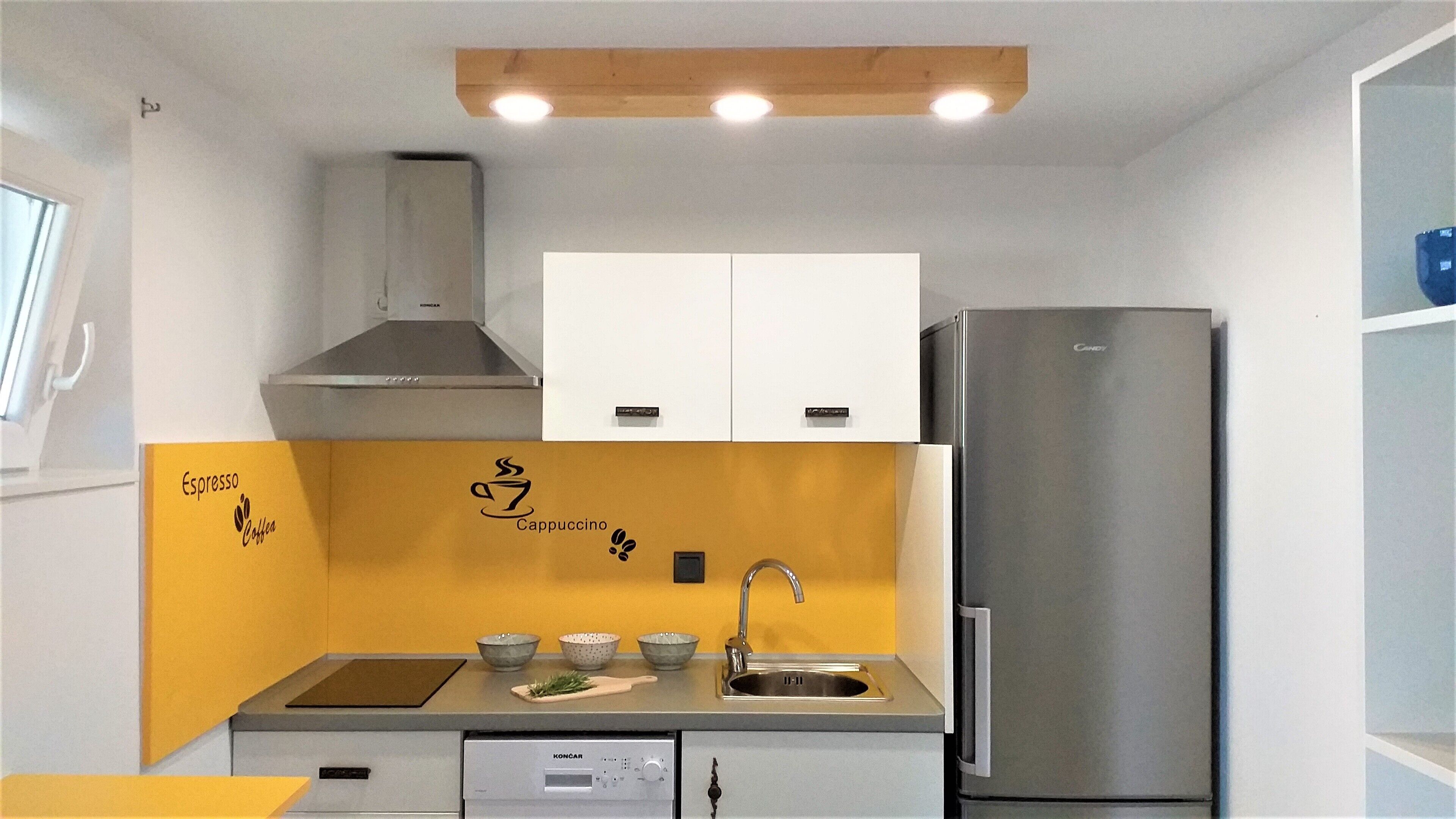 Réfrigérateur, micro-ondes, four, plaque de cuisson