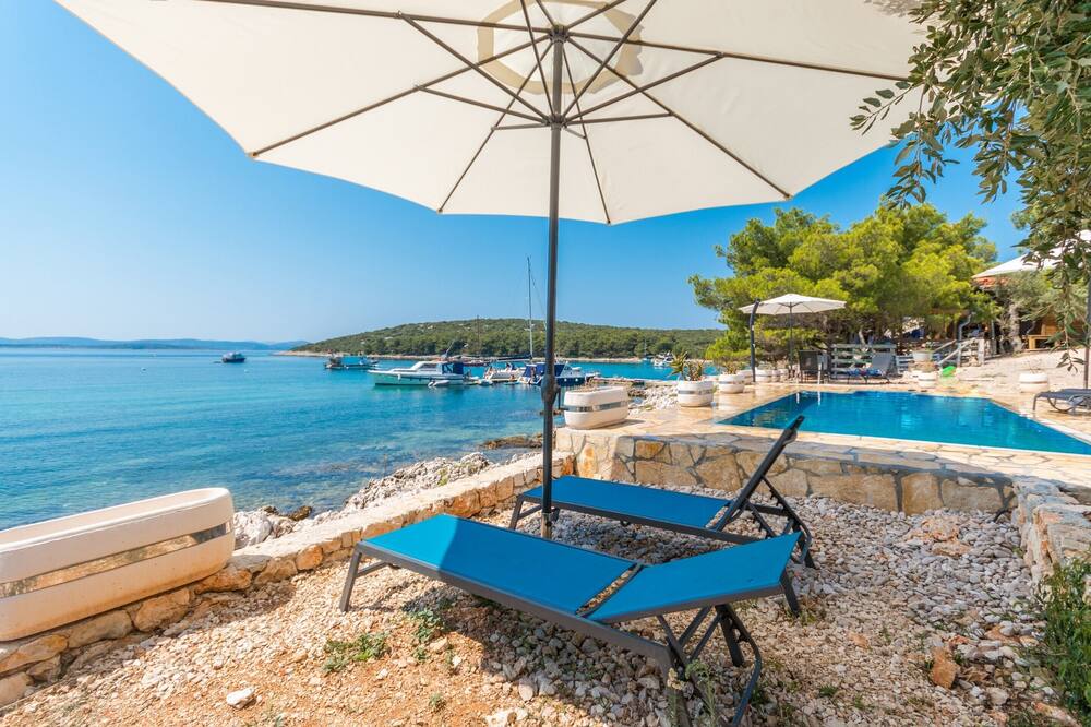 Seascape -bungalow with terrace with seaview and shared pool