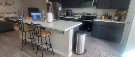 Spisebord og kjøkkenøyer