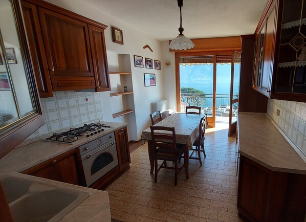 Kühlschrank, Ofen, Herdplatte, Geschirrspüler