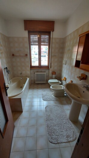 Badewanne, Haartrockner, Bidet, Handtücher