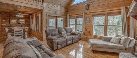 Fernseher, Kamin, Bücher