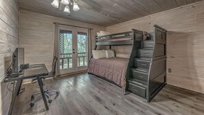 3 bedrooms, desk, iron/ironing board, free WiFi