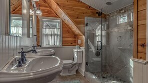 Combined shower/bathtub, hair dryer, towels - Fighting Creek Cabin - River Front | Trout Fishing | Hot Tub | Pool Table | Fire Pit (Mc Caysville)