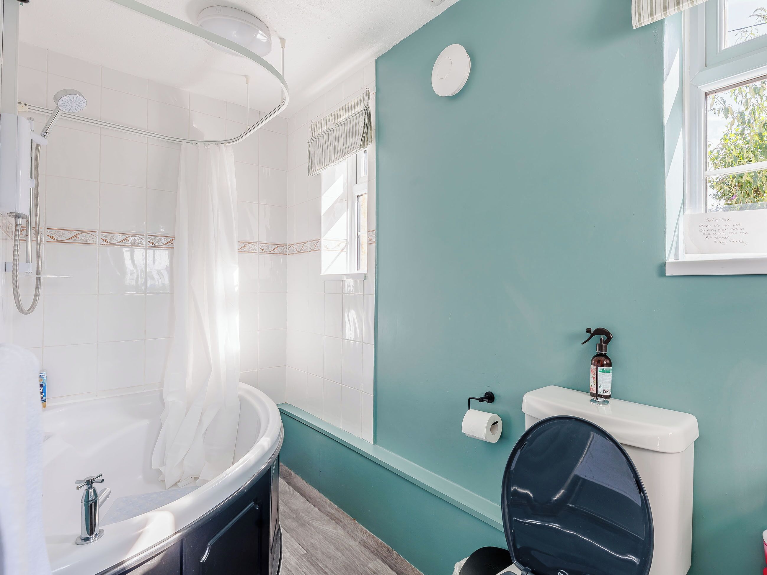 Un baño con bañera, inodoro y ducha.