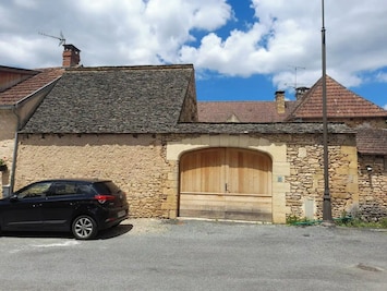 L'entrée de notre maison avec son porche en lauze. Place de parking.