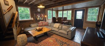 Darling cottage near entrance to Letchworth State Park  overlooking Silver Lake!