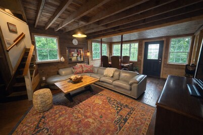 Darling cottage near entrance to Letchworth State Park  overlooking Silver Lake!