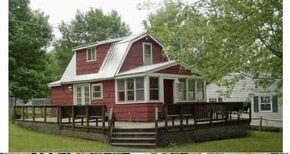 Darling cottage near entrance to Letchworth State Park overlooking Silver Lake!