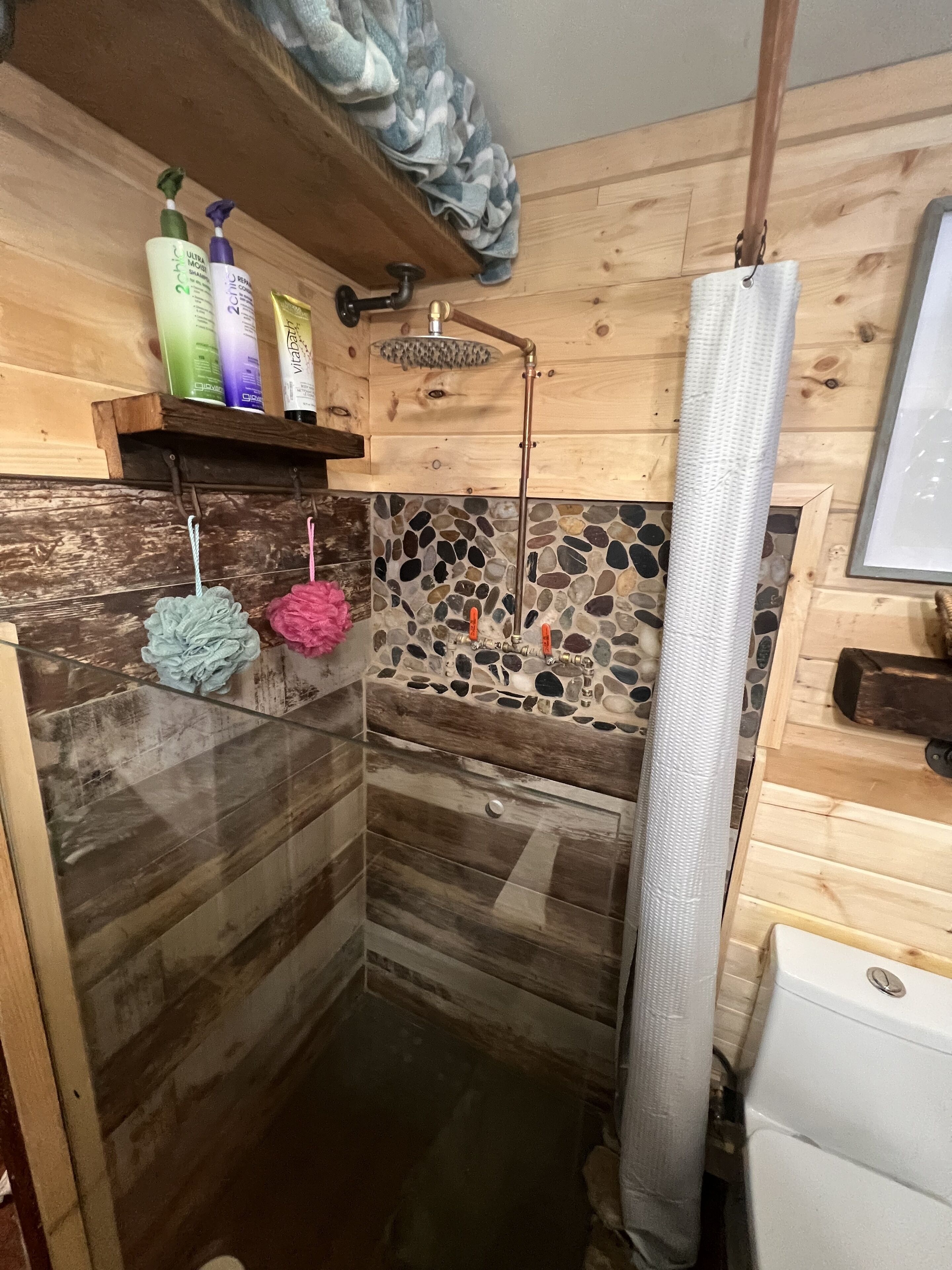 Darling cottage near entrance to Letchworth State Park  overlooking Silver Lake!