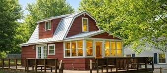 Darling cottage near entrance to Letchworth State Park  overlooking Silver Lake!