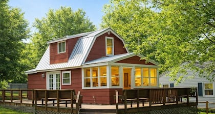 Darling cottage near entrance to Letchworth State Park overlooking Silver Lake!