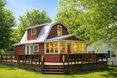 Darling cottage near entrance to Letchworth State Park  overlooking Silver Lake!