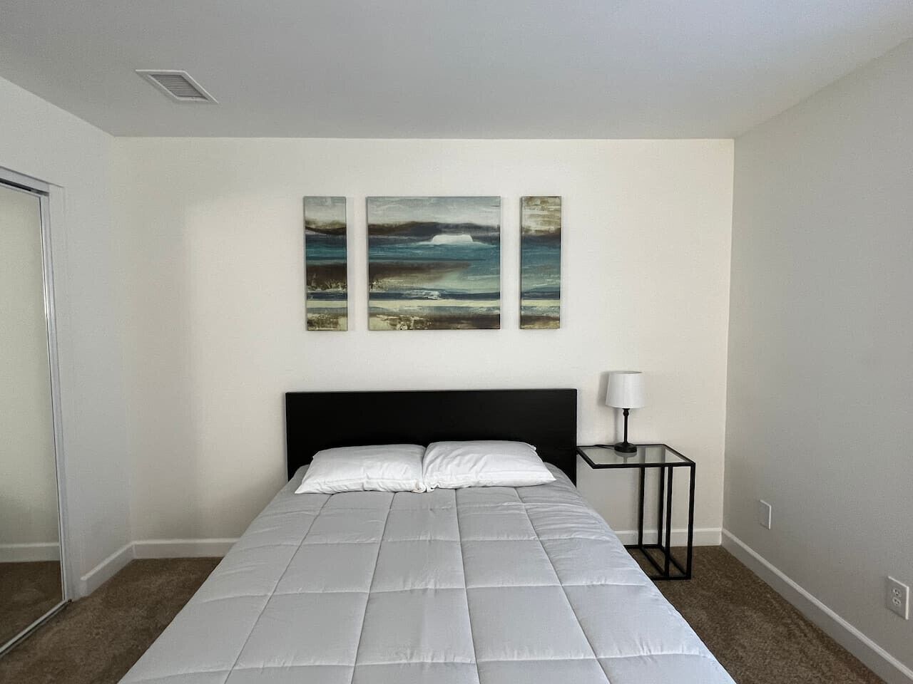 Tabla de planchar con plancha, wifi gratis y ropa de cama 