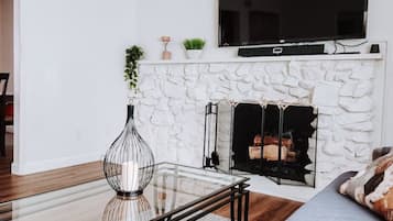 Smart TV, lareira, aparelho de som