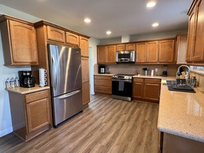 Een koelkast, een microgolfoven, een oven, een kookplaat