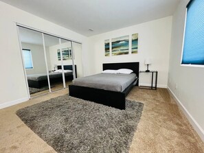 Iron/ironing board, free WiFi, bed sheets - Beautiful and Cozy 4-BR residential home!!! (Oxnard)