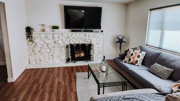 Smart TV, caminetto, impianto stereo