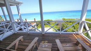 Une terrasse en bois avec vue sur l’océan.