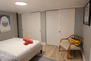 2 makuuhuonetta, työpöytä, silitysrauta/-lauta, vauvan matkasänky