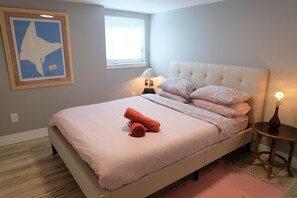 2 bedrooms, desk, iron/ironing board, travel cot - Portland Sanctuary (Portland)