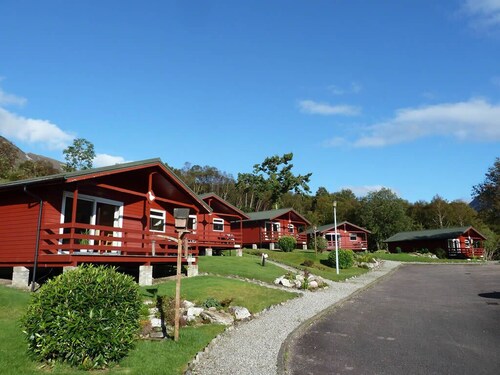 Dog-friendly lochside chalet with balcony, stunning mountain views!