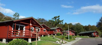 Dog-friendly lochside chalet with balcony, stunning mountain views!