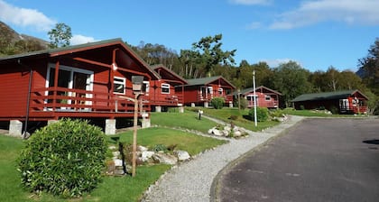 Dog-friendly lochside chalet with balcony, stunning mountain views!