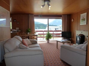 TV, DVD player, stereo - Dog-friendly lochside chalet with balcony, stunning mountain views! (Fort William)