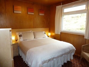 2 bedrooms, iron/ironing board, WiFi, bed sheets - Dog-friendly lochside chalet with balcony, stunning mountain views! (Fort William)