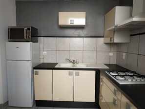 Fridge, microwave, oven, stovetop - Pleasant house in the heart of a Gers country house (Masseube)