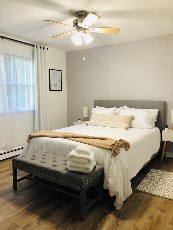 2 bedrooms, desk, iron/ironing board, travel cot - Catskills Cozy Cottage by The Lake, Sullivan County (Rock Hill)