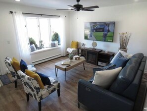 Smart TV, fireplace, books, music library - Catskills Cozy Cottage by The Lake, Sullivan County (Rock Hill)