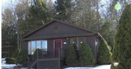 Catskills Cozy Cottage by The Lake, Sullivan County