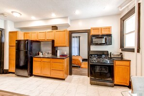 Een koelkast, een magnetron, eettafels